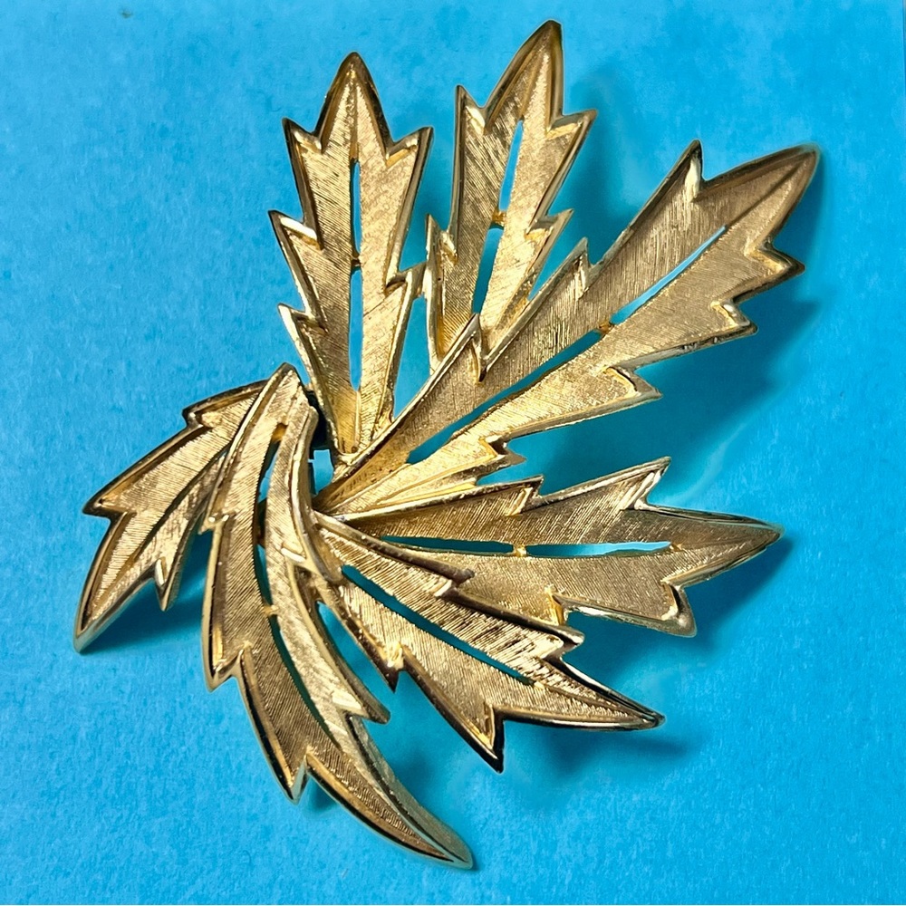 Crown Trifari Brooch Pin Brushed And Polished‎ Gold Tone Leaf Signed Vintage